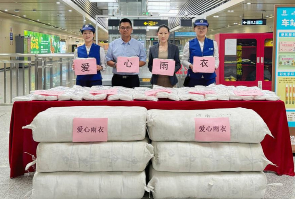 一件雨衣的“回礼”，城市善意的“生长”