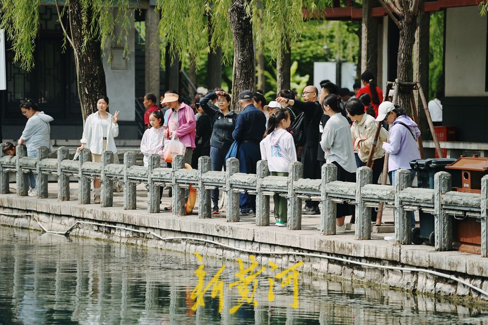 五龙潭泉畔市民享雨后清凉