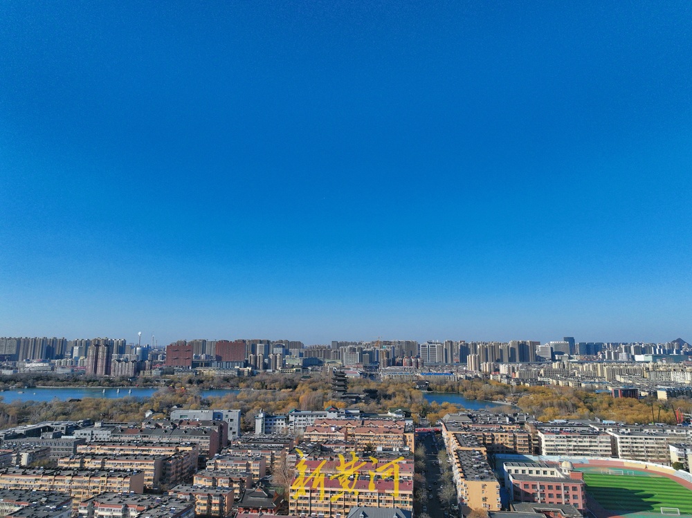 初春一片“泉城蓝” 大明湖水天一色美如画