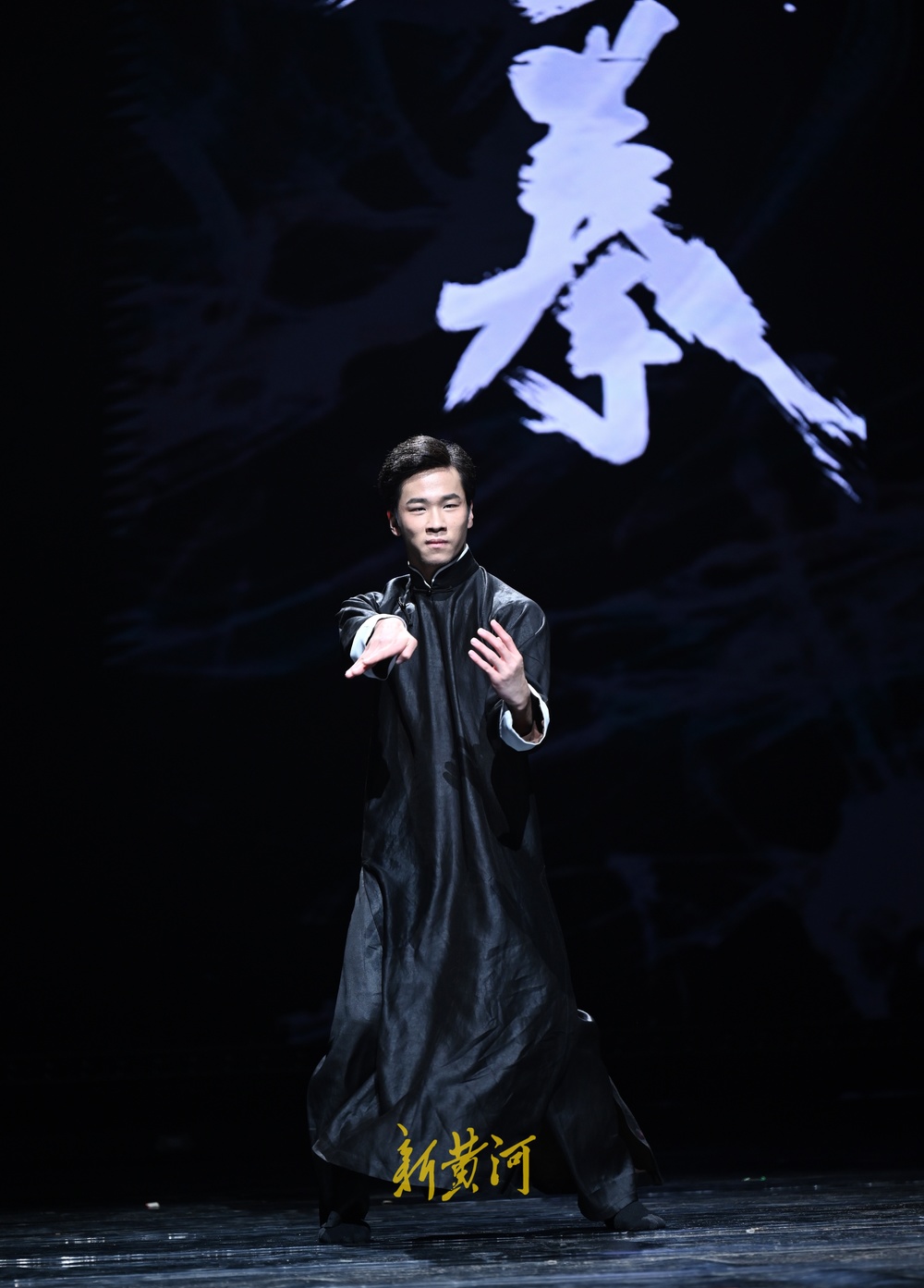 “泉”在济南冬游记｜舞蹈演绎传统武术，舞剧《咏春》走上泉城舞台