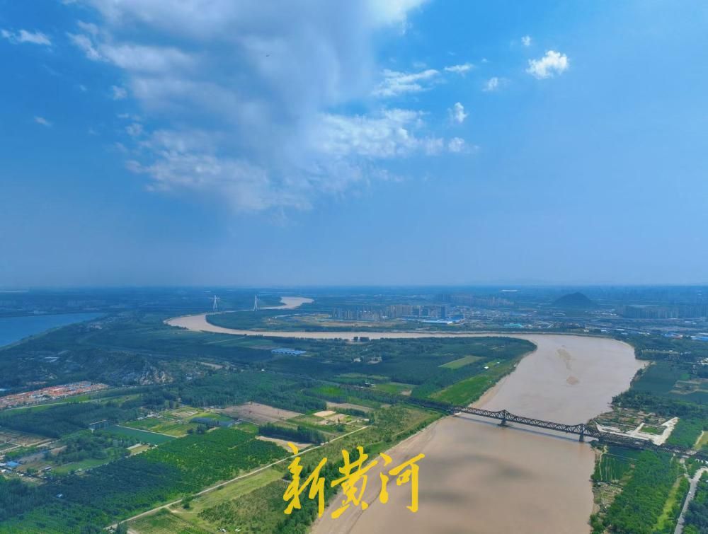 大风吹来泉城蓝，济南黄河之畔水天一色美如画