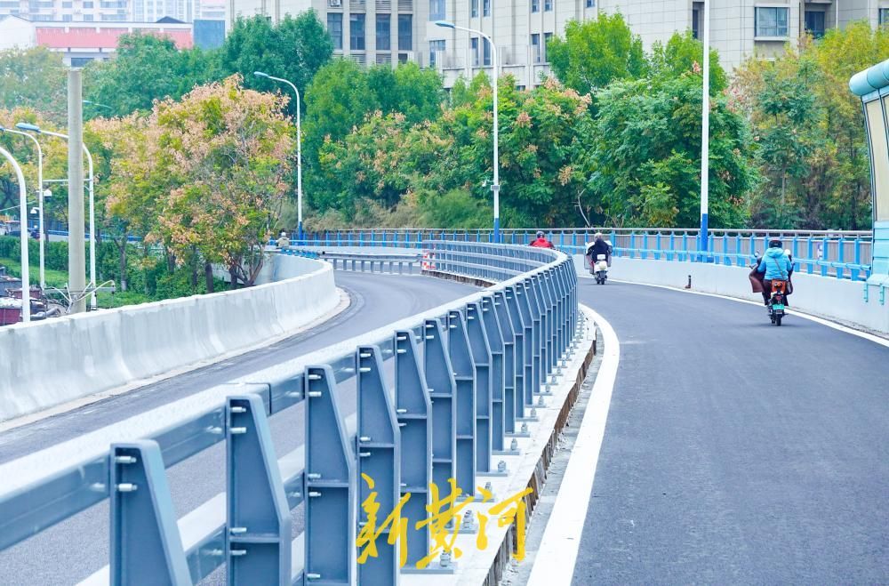 济南纬六路高架护栏上新，全面提升安全防护