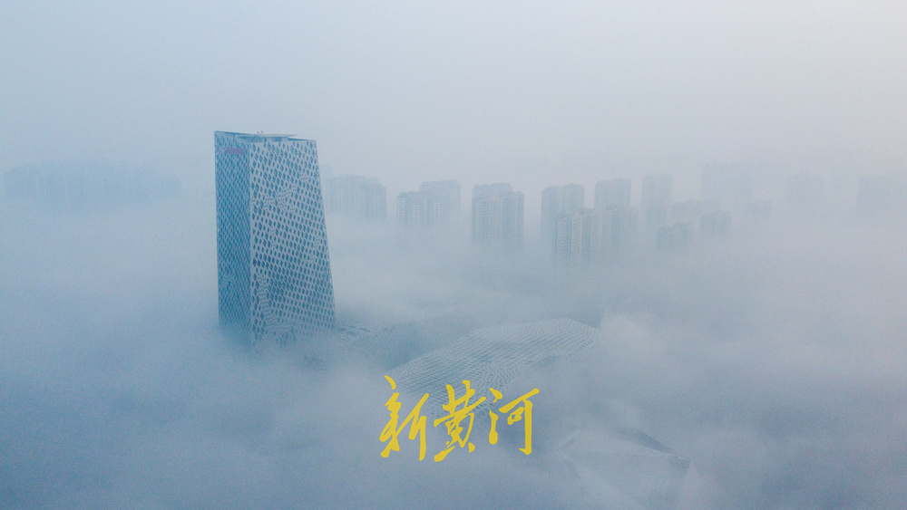 清晨城市出现“云海” 超强浓雾贴地飘