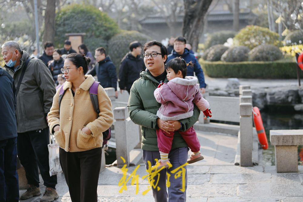 腊月暖如春，济南五龙潭游人如织欢乐多 