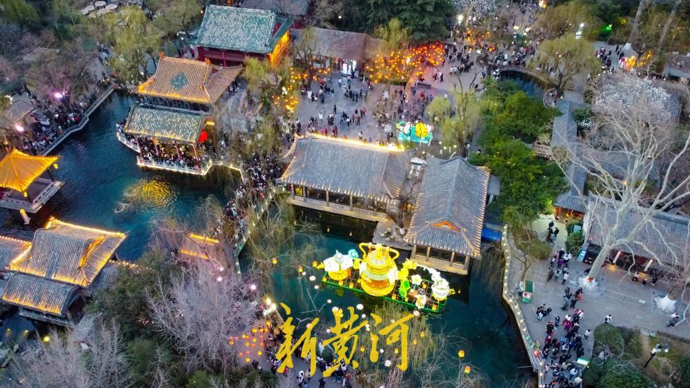 迎春花灯会迎来赏灯高峰，传统灯艺与名士文化交融，点亮泉城夜空