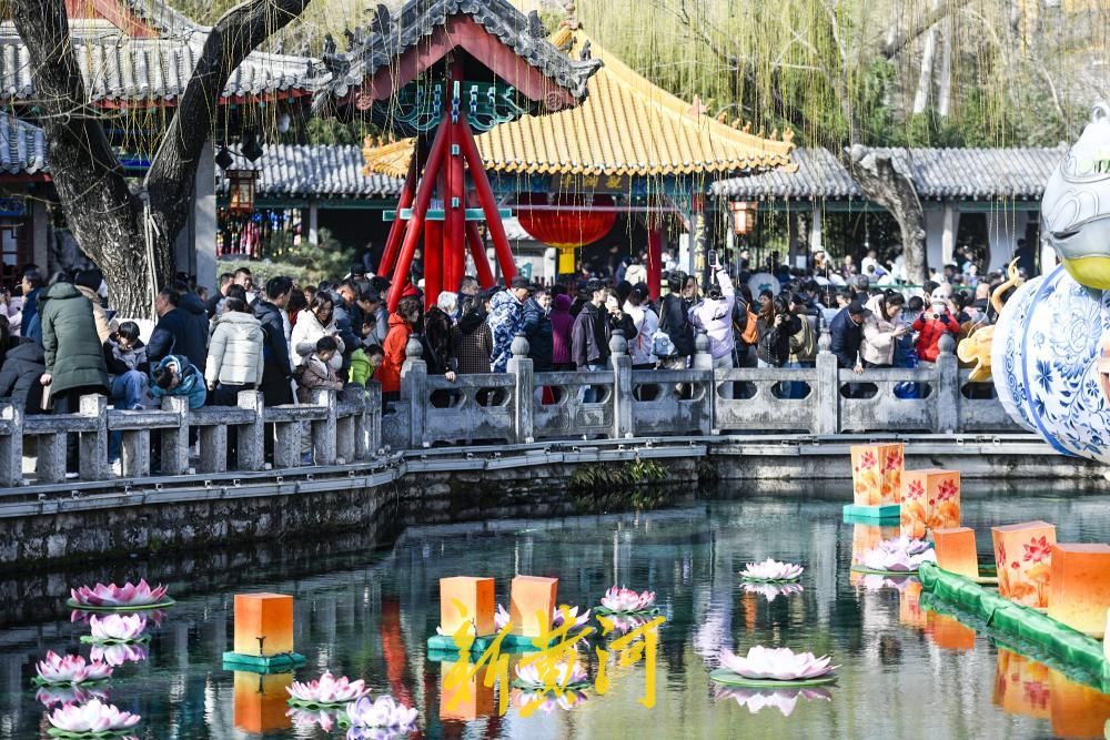 假期都结束了，趵突泉还是人从众 节后首日济南旅游热度不减