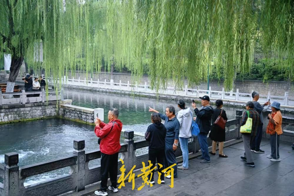 冷空气送秋意，泉城秋景醉游人