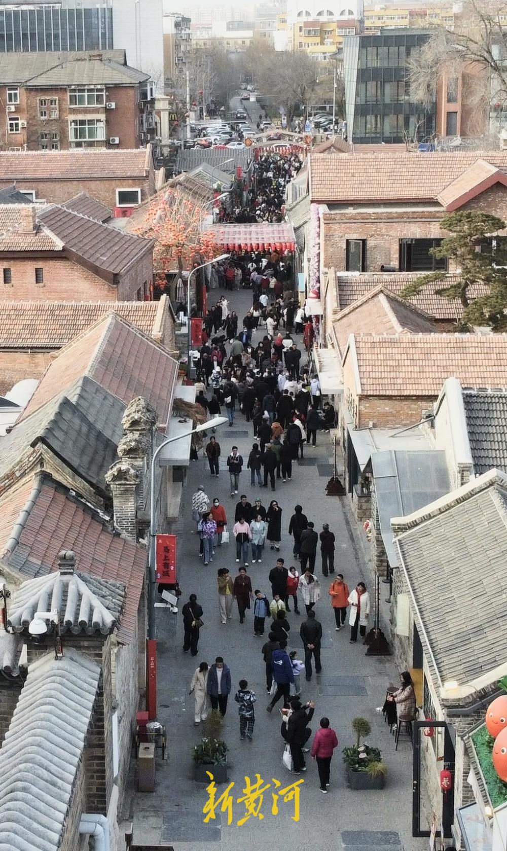 百年上新街迎来新春旅游热，游客漫步老街寻味古韵