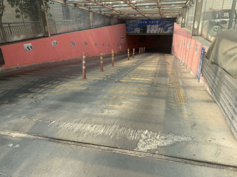 济南玉函银座地下停车场入口坡道陡，市民车辆底盘遭剐蹭