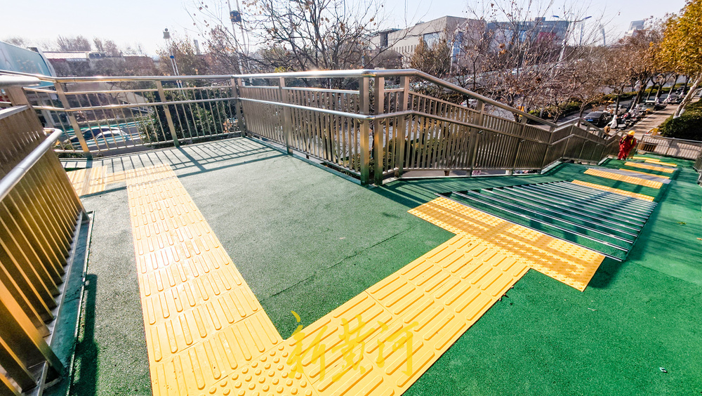 经十路泉城公园段过街天桥增电梯加盲道 市民过街“无障碍”