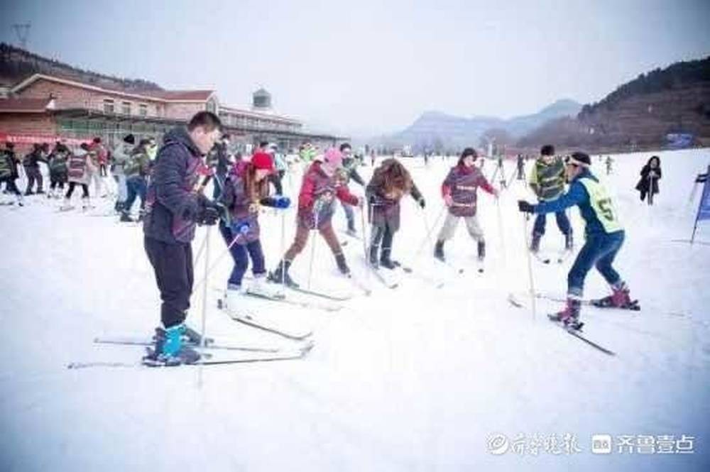一个雪季挣两三万，济南雪场飞来一群“冰雪候鸟”