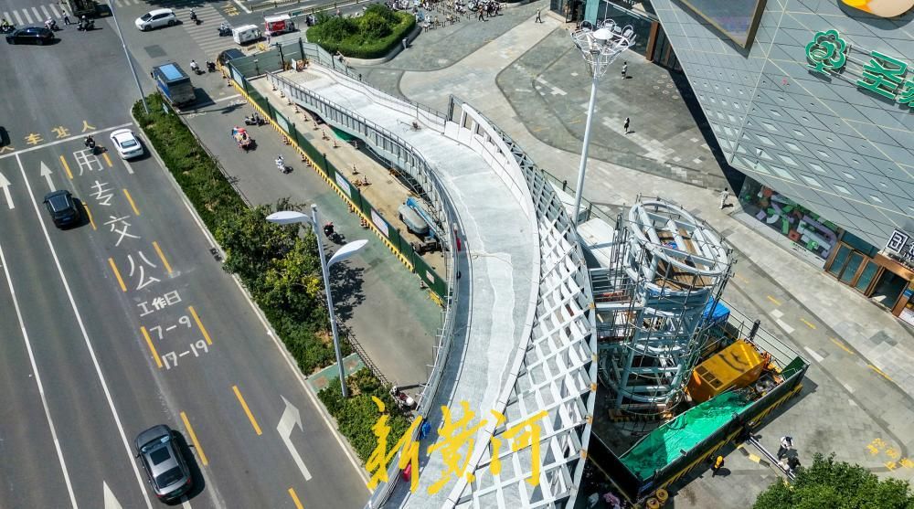 “新月”空中飞架，济南工业南路新增过街天桥初具规模