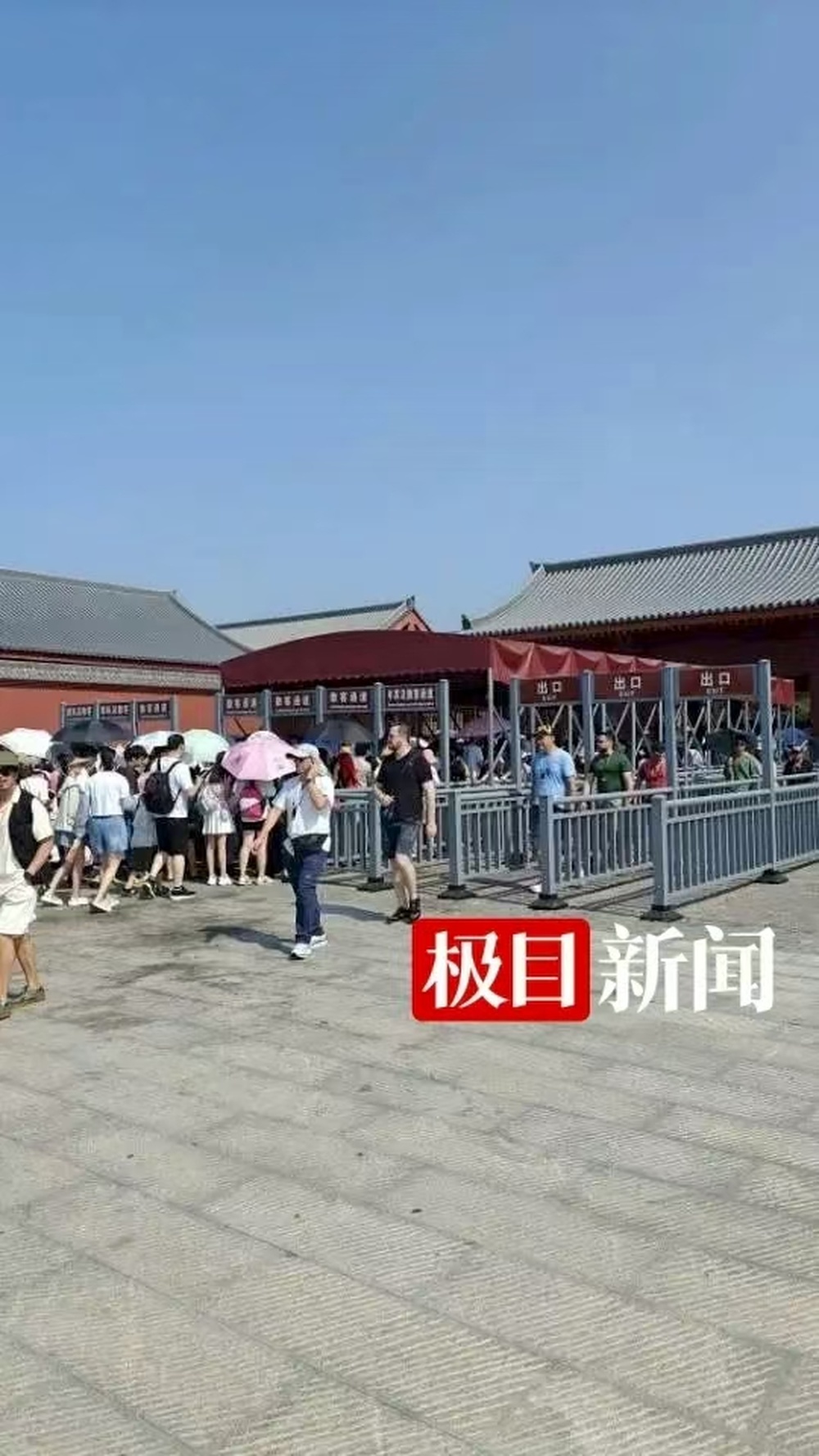 少林寺新住持印乐法师会开挖掘机！周围村民：他经常带弟子农作，腊八节亲自施粥