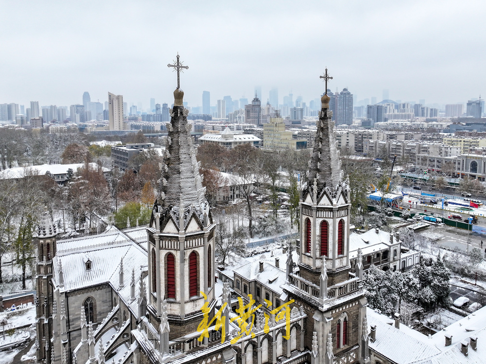 雪后的济南洪家楼教堂似童话世界里的冰雪城堡