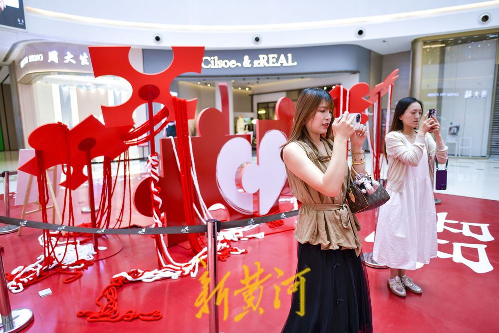 “520”婚姻登记进商场 沉浸式体验浪漫瞬间