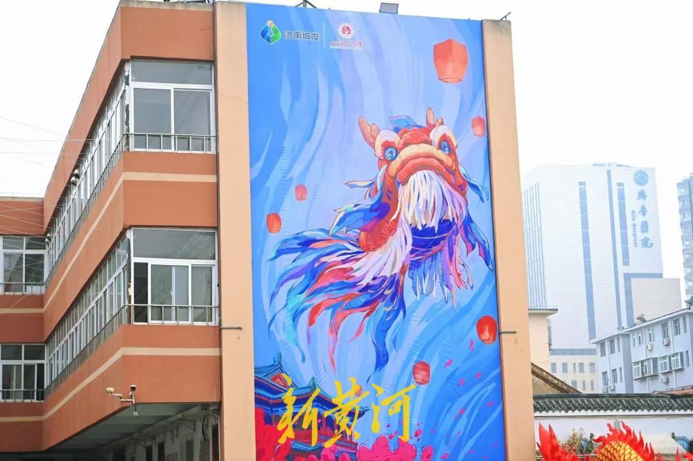 济南飞走的“鳌鱼”亮相上新街？原是仿照原型绘制的巨型画幕