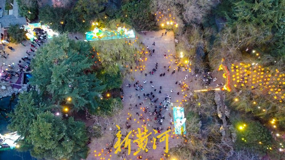 迎春花灯会迎来赏灯高峰，传统灯艺与名士文化交融，点亮泉城夜空