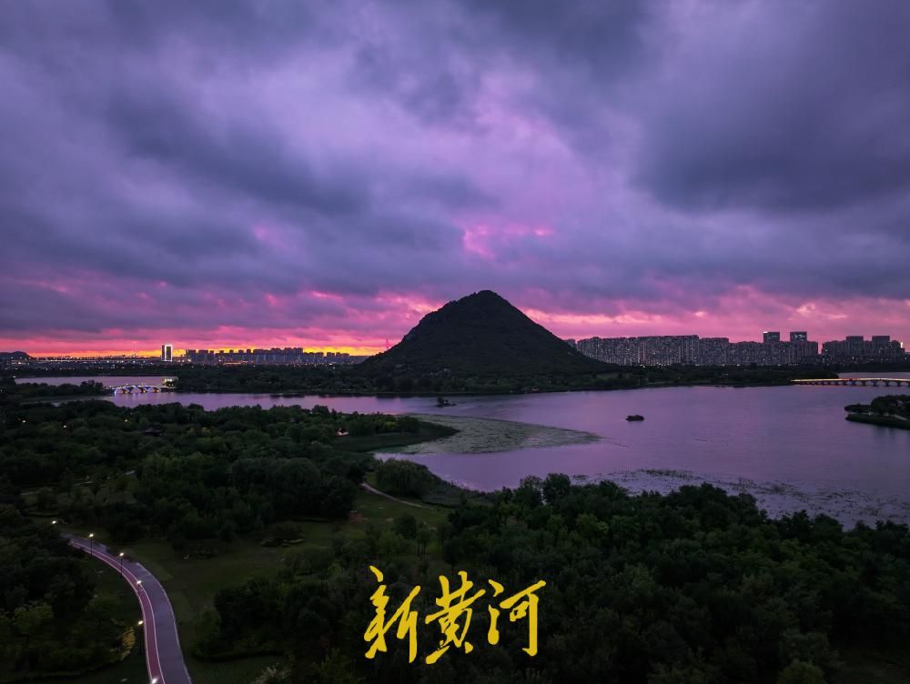 雨歇云破！济南雨后惊现“天空裂缝”，火红色霞光浸染山湖