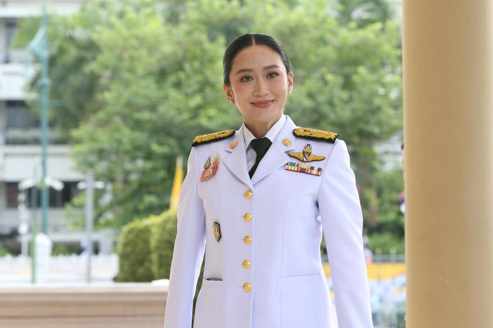 出庭后，佩通坦能顺利过关吗？