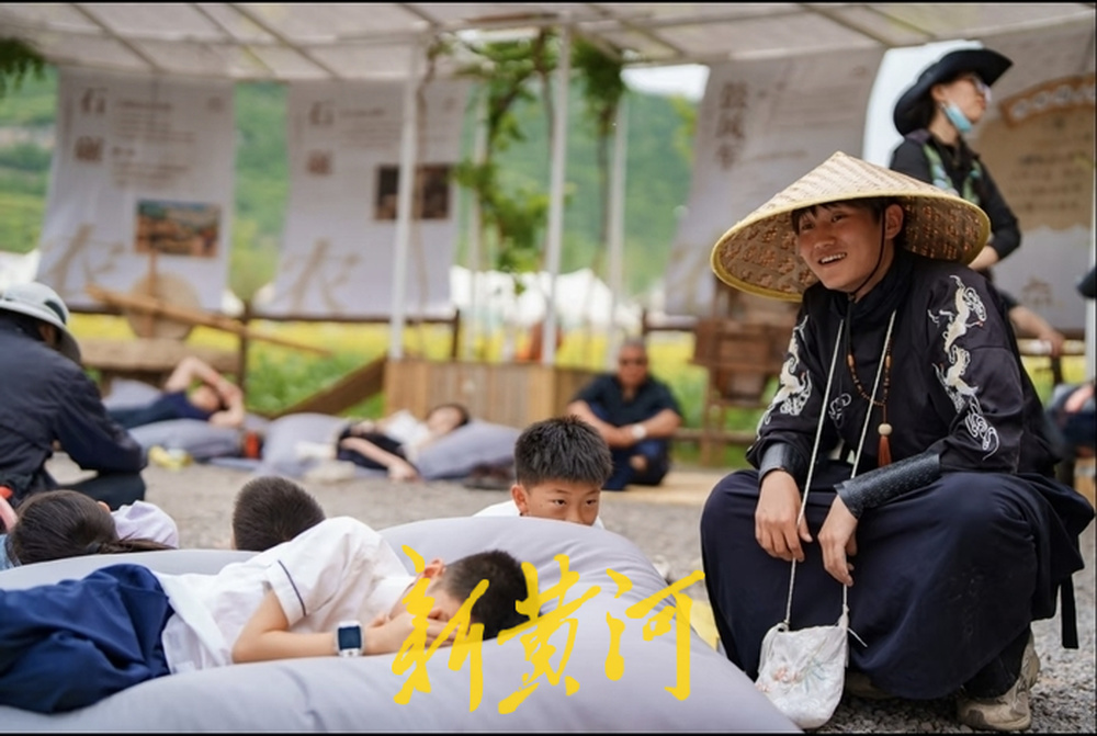 村里的草地，“长”满了市区来的帐篷