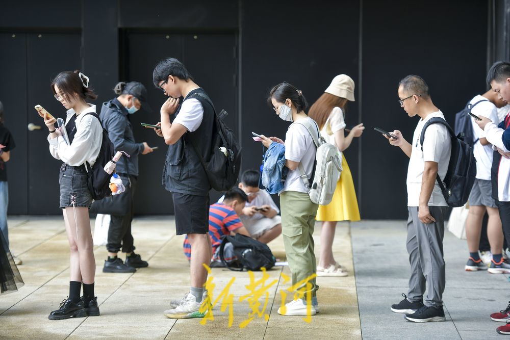 早到两小时站队等候 暑期首日图书馆迎来读书热