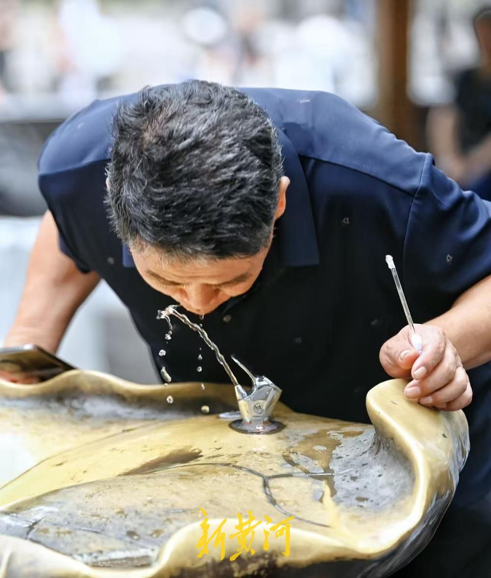 泉甘引客来  中秋假期济南护城河畔游人扎堆取水品清泉
