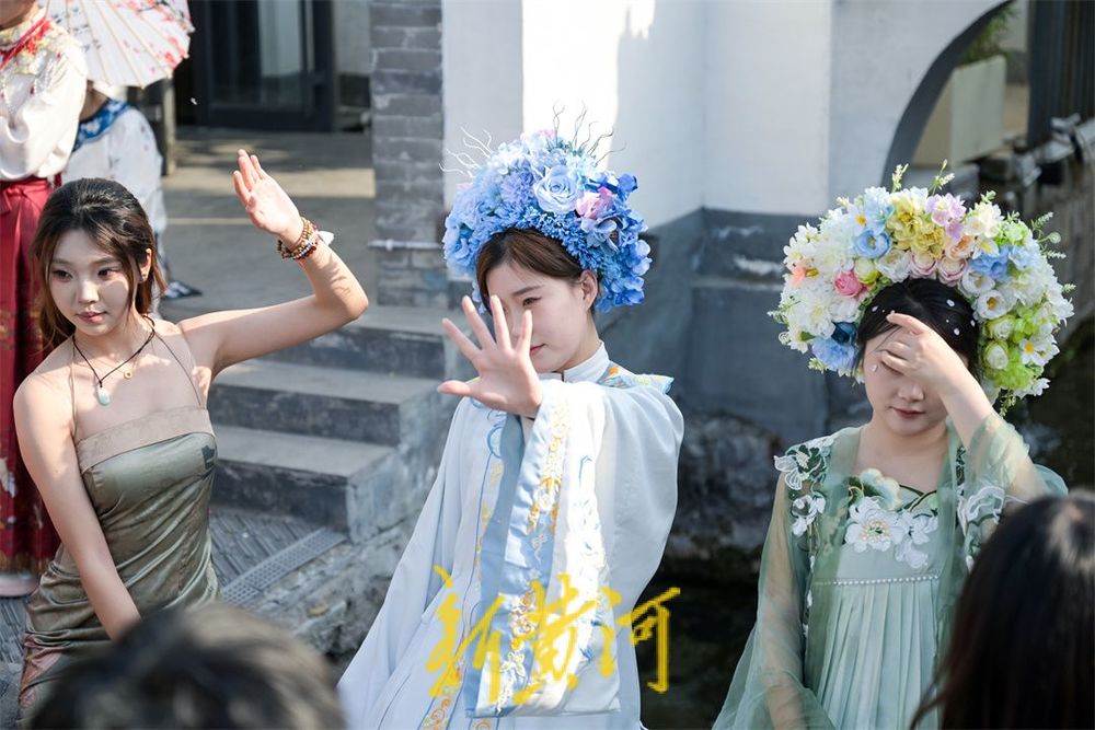 济南这座最短的桥人气持续火爆，簪花姑娘争相拍照体验穿越之美