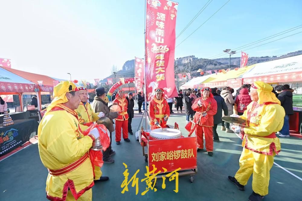 柳埠大集上 锣鼓喧天年味浓