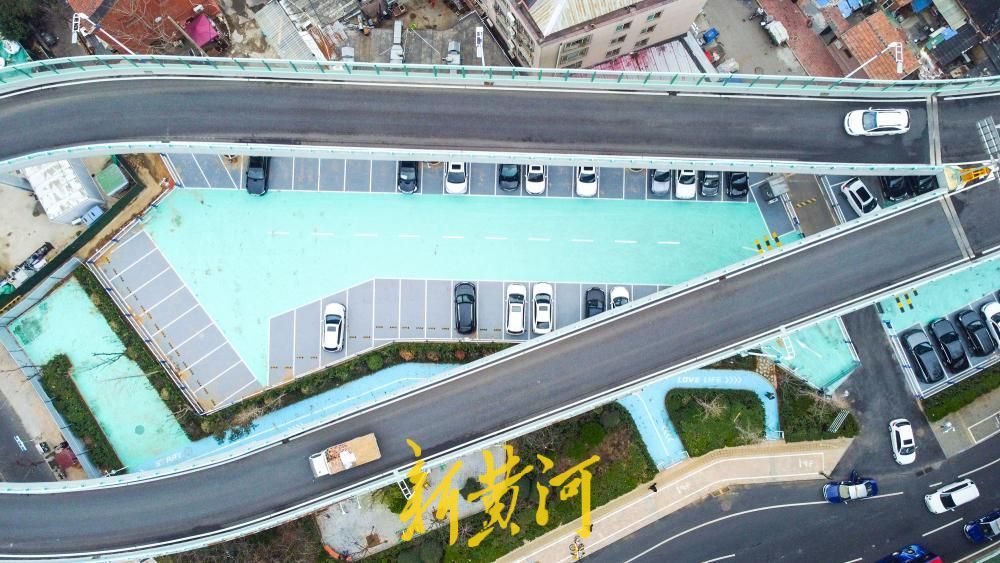 济南玉函立交桥下绿化带功能改造 缓解停车难  