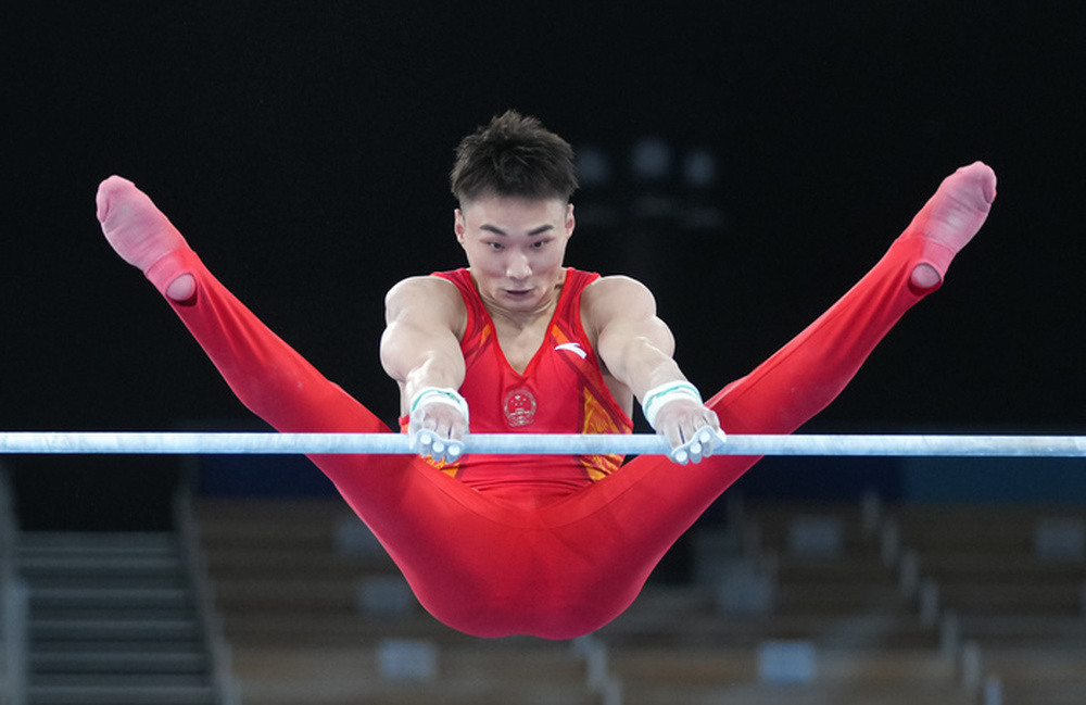 肖若腾夺得竞技体操男子全能赛银牌，孙炜带伤作战获得第四名