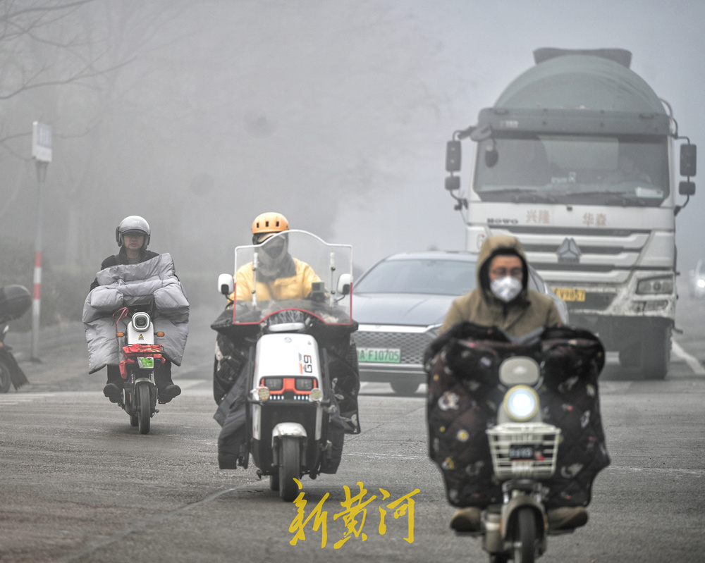 济南今晨大雾锁城 半晌浓雾渐散城市重现真容