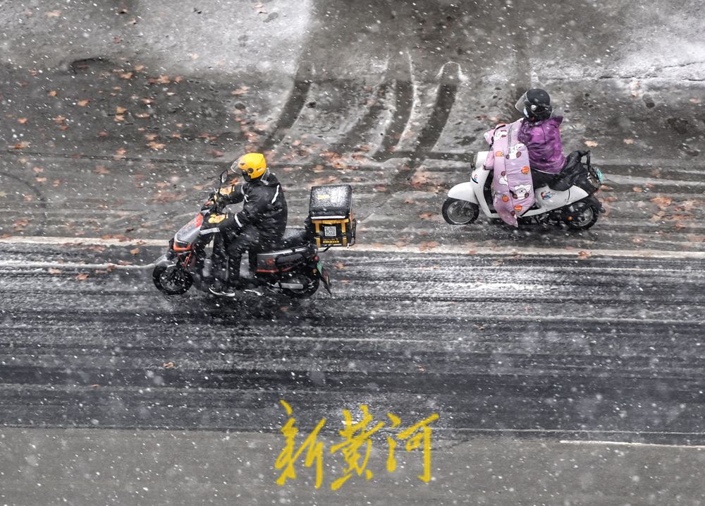 泉城暴雪如约而至 市民冒雪前行