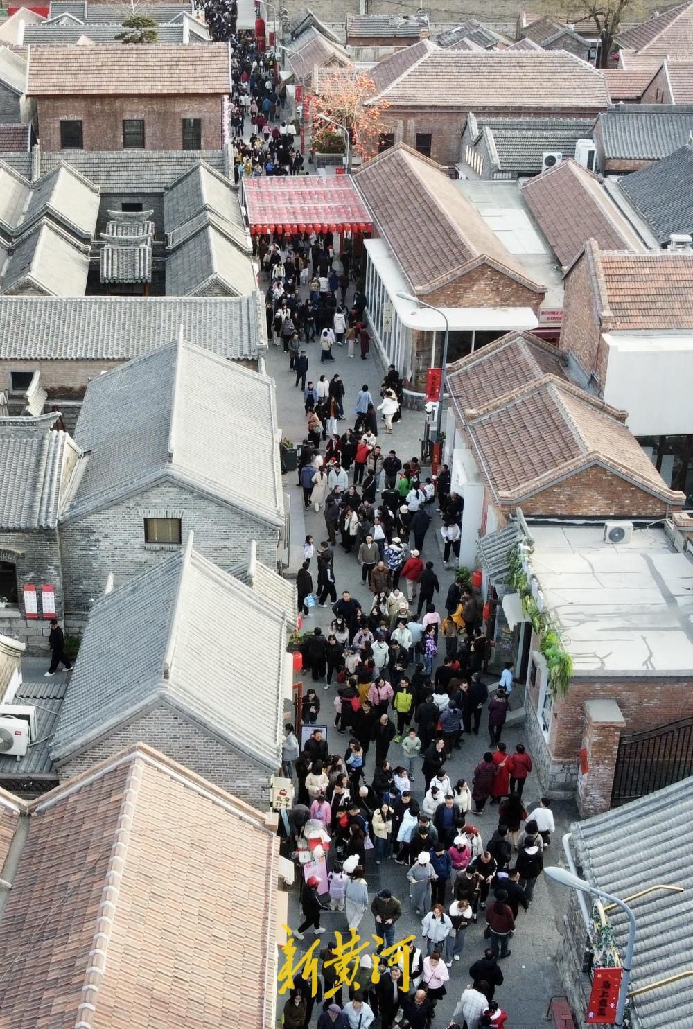 百年上新街迎来新春旅游热，游客漫步老街寻味古韵