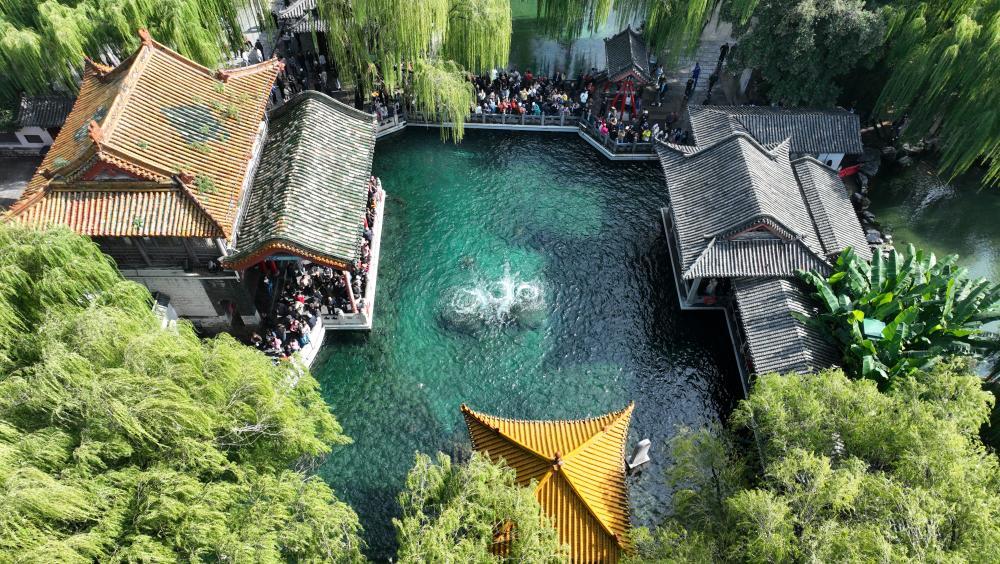 泉润心安处，此城正相宜 