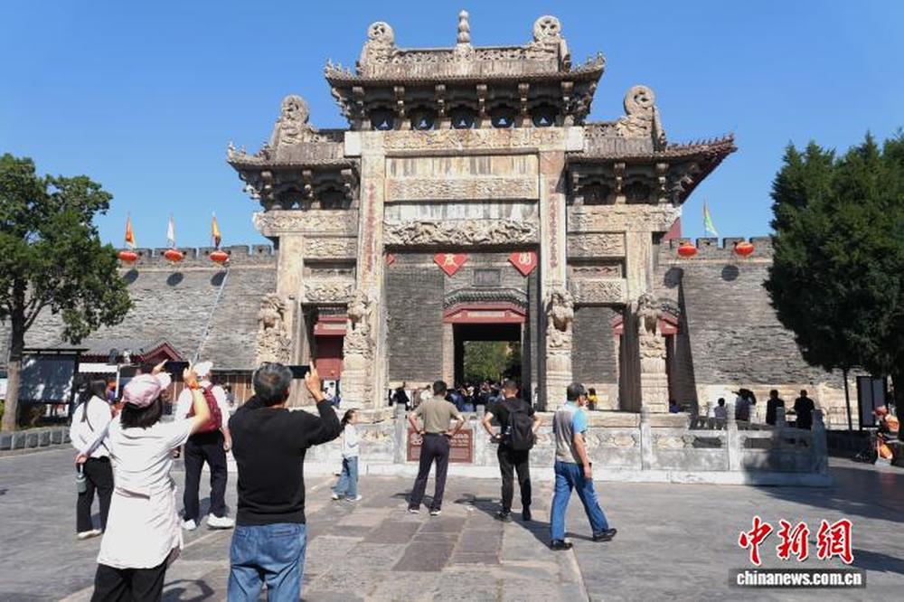 山东:国庆游客畅游岱庙乐享假日时光