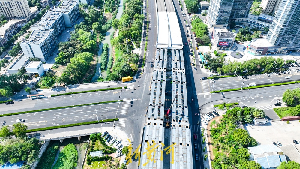 济南腊山河西路北延工程全线首联钢箱梁吊装完成