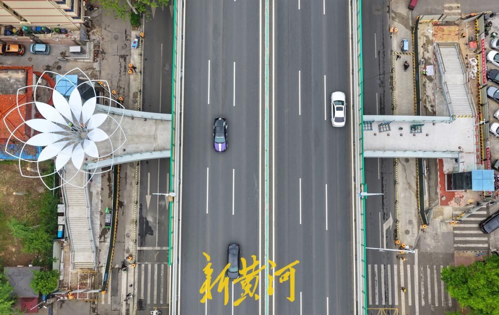 济南百花公园过街天桥即将投入使用