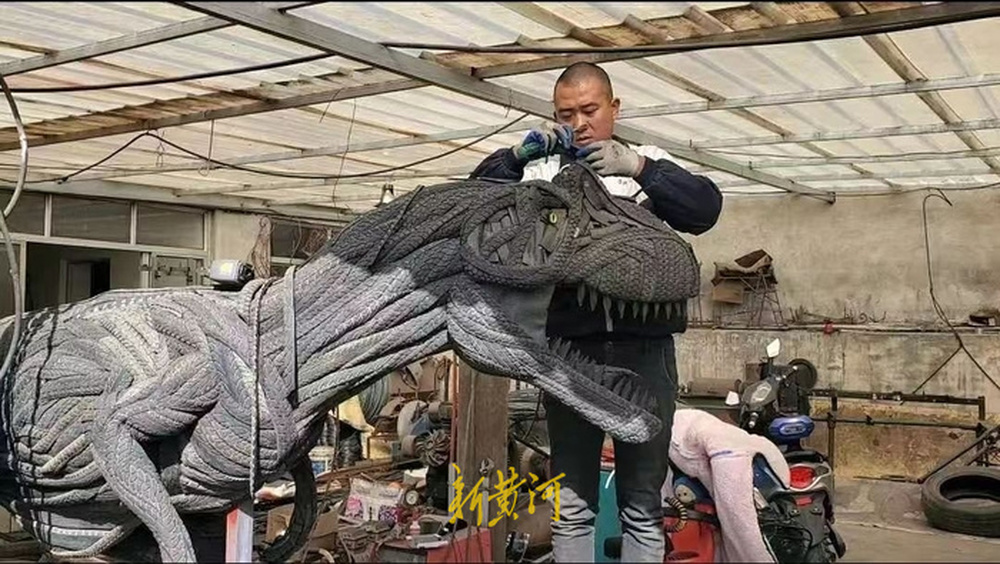 废旧轮胎变身雕塑艺术品，创作者是一位“零基础”的山东小伙　　