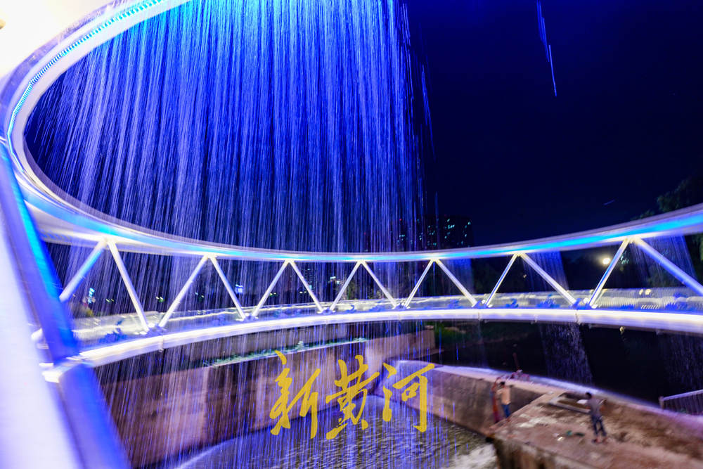 济南首个环形可喷水观景桥亮相，五彩水帘扮靓腊山河