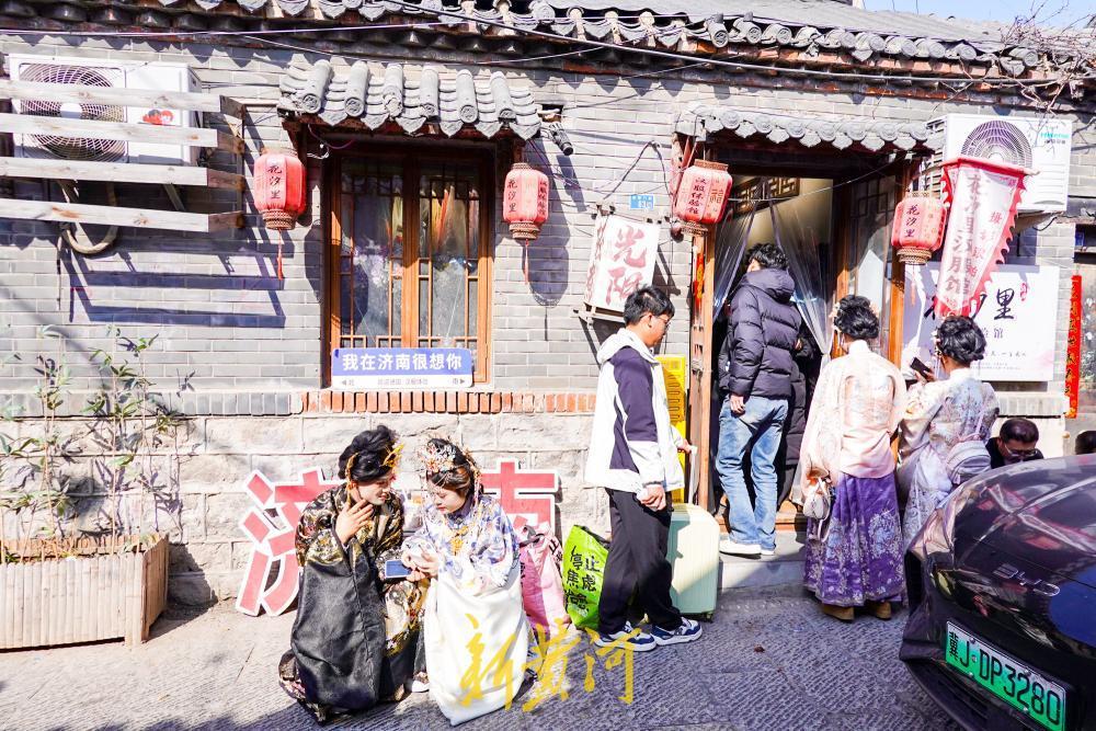 泉城新春汉服热 明代妆造体验火爆需排队