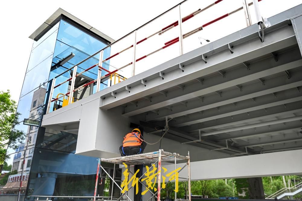 济南百花公园过街天桥即将投入使用