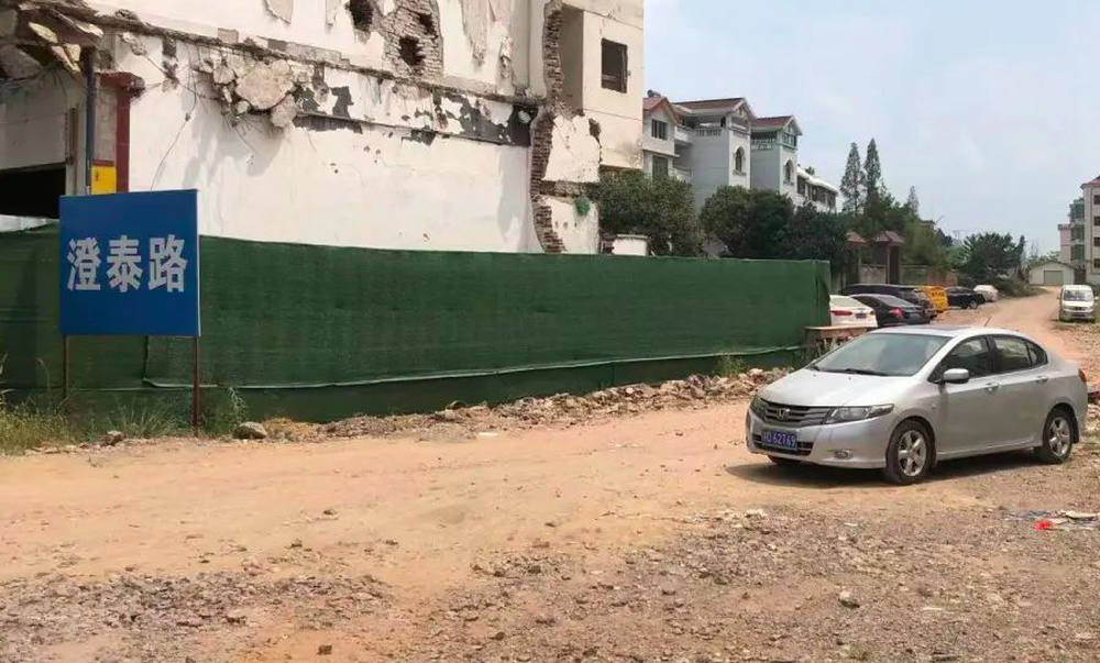 行李箱藏尸案被告人被提起公诉，被告人与被害人是上下级