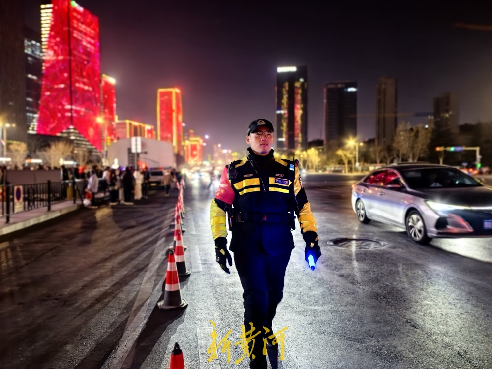 跨年夜里的“守夜人”，济南交警深夜坚守岗位