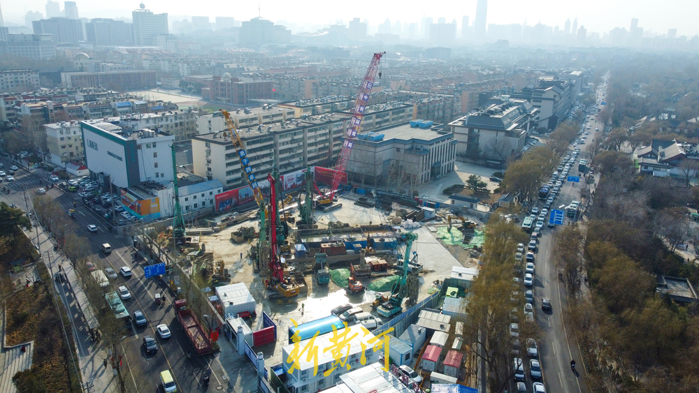 大明湖南岸建设地铁站点，首幅地连墙钢筋笼吊装入槽