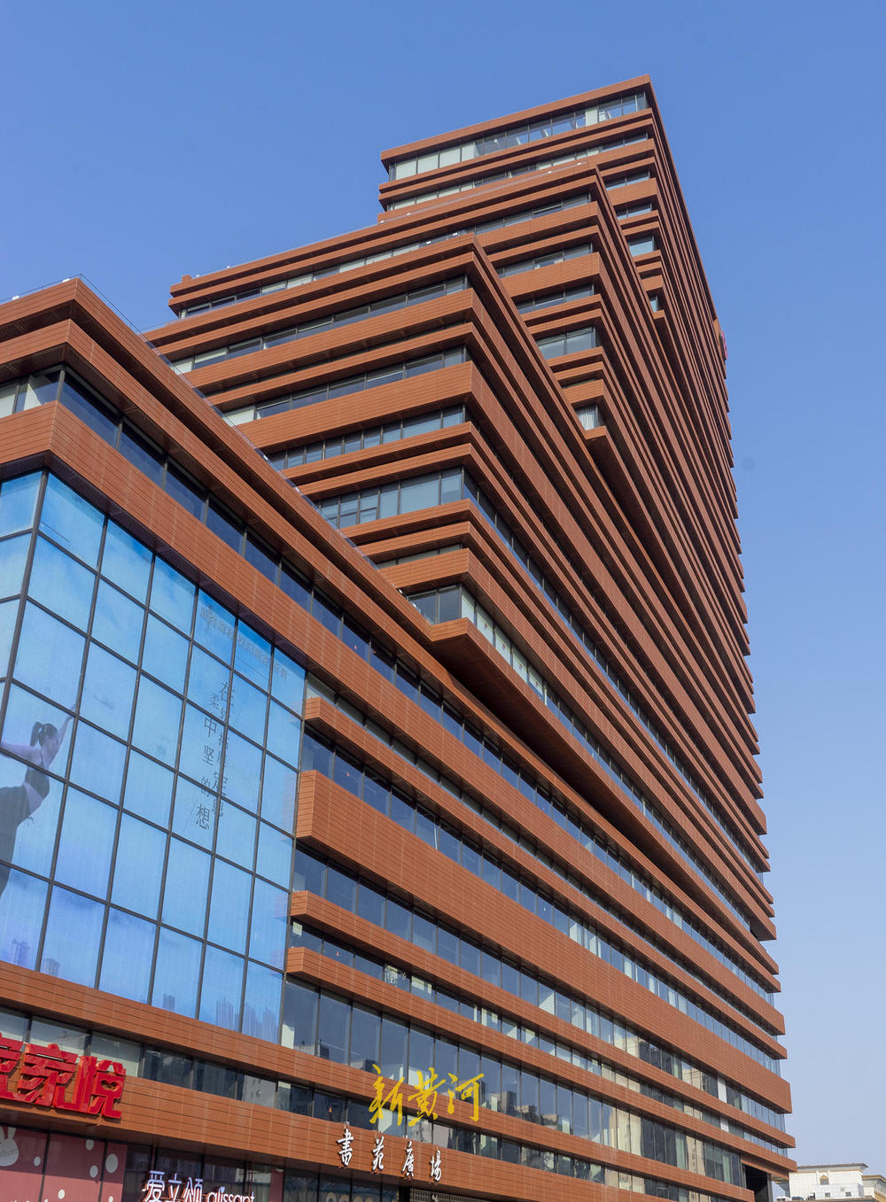 春暖花开到书苑广场体验沉浸式阅读吧