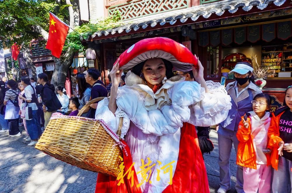 假期过半旅游热度不减，明水古城互动演艺点亮“文化+亲子”游