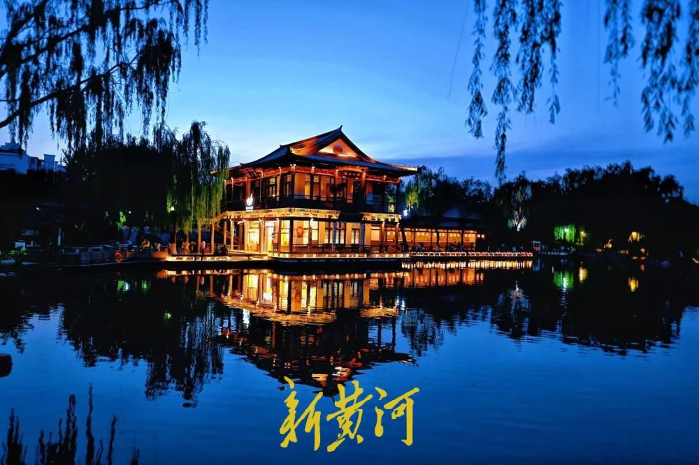 夜游龙潭赏清泉，古阁流光醉泉城