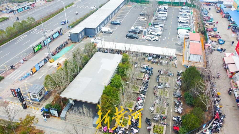 地铁站口新能源充电停车场启用，地铁换乘与市场购物更便捷