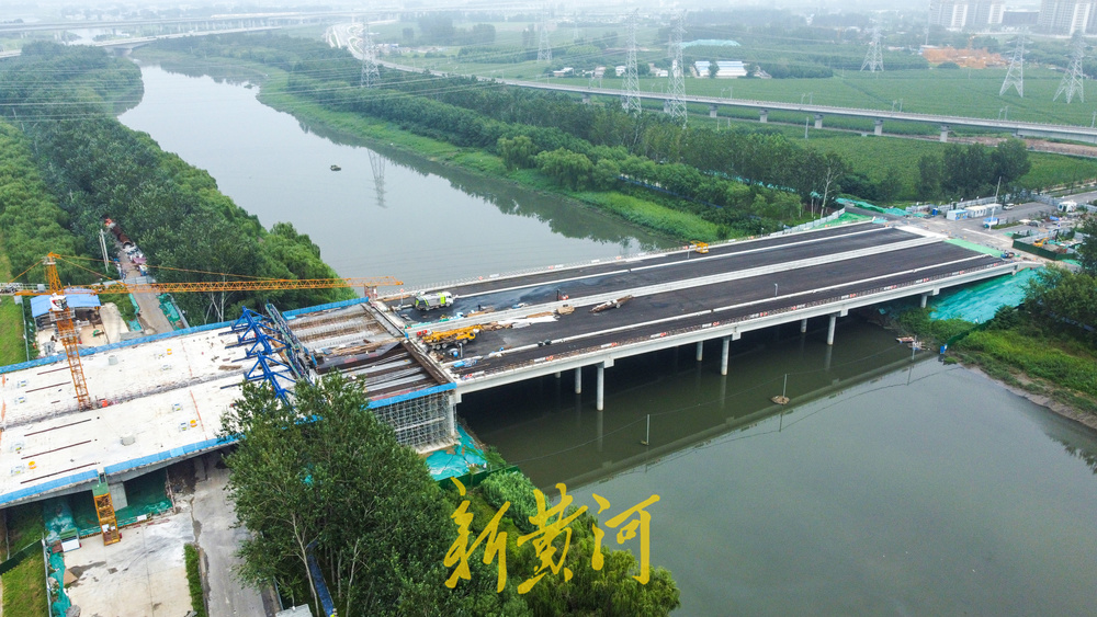 奥体中路北延双桥牵手跨河