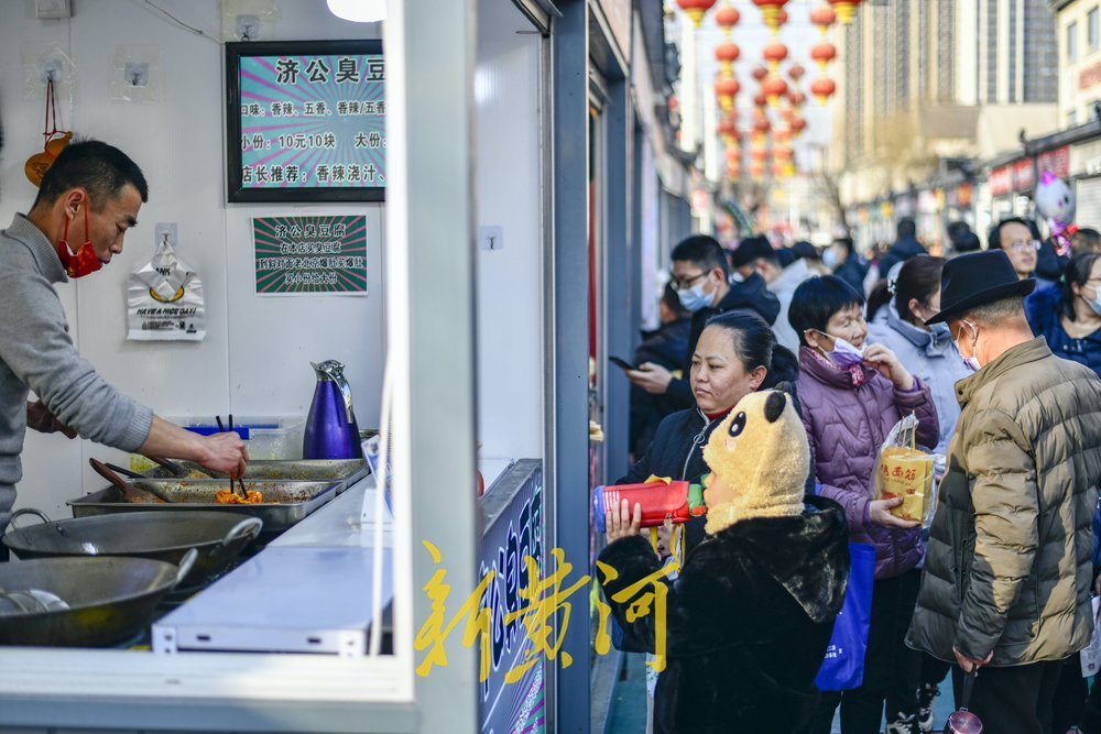【我们的节日·春节】新春期间，济南一夜市变“庙会”，美食街开启“爆肚”模式